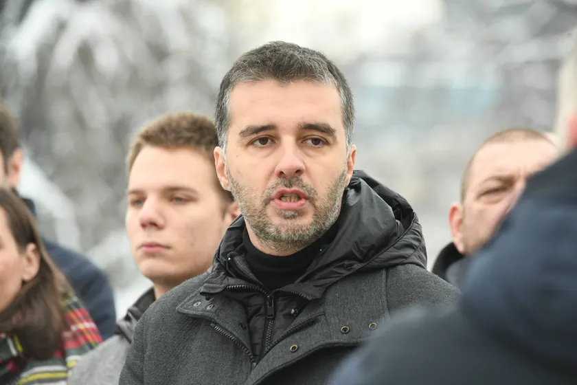 Savo Manojlović: Hükümet, büyükelçilerin Vučić’in seçim hilelerini desteklemesi için devlet çıkarlarını pazarladı