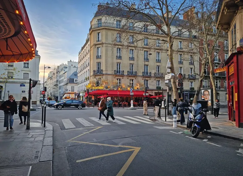 Fransa'da yüksek sesle telefon görüşmesi yapana 200 avro para cezası kesildi