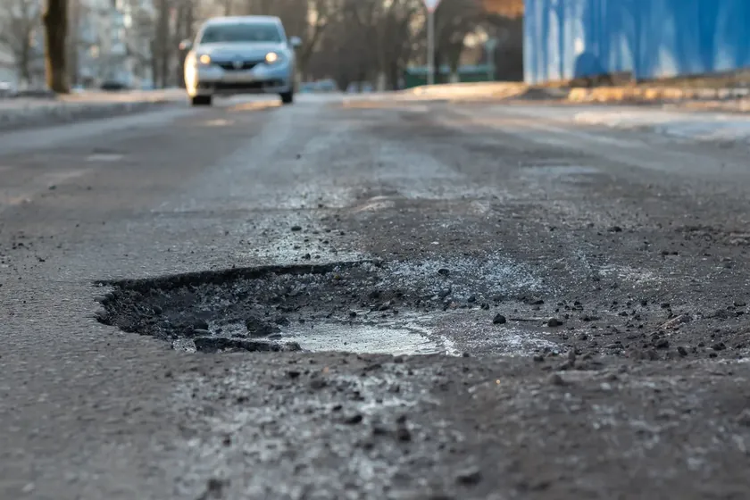 Belgrad'da yol çukurları araçlara hasar veriyor, sürücüler tazminat süreciyle yüzleşiyor.