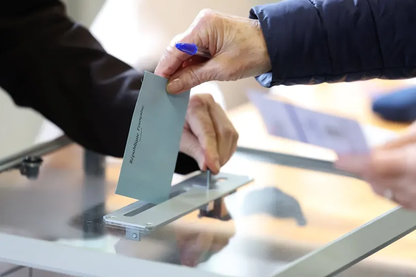 Fransa yerel seçimlerinde aşırı sağ ve radikal sol partiler önemli bir çıkış kaydetti