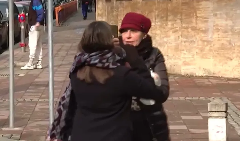 Belgrad'da muhabiri kaydedip takip eden kadın protesto sırasında polisçe gözaltına alındı.
