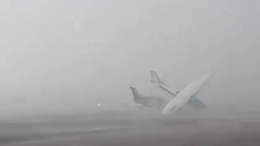 İtalya'da Unutulmaz Hava Durumu Güçlü Rüzgarlar Uçakları Pistte Savruluyor (Video)