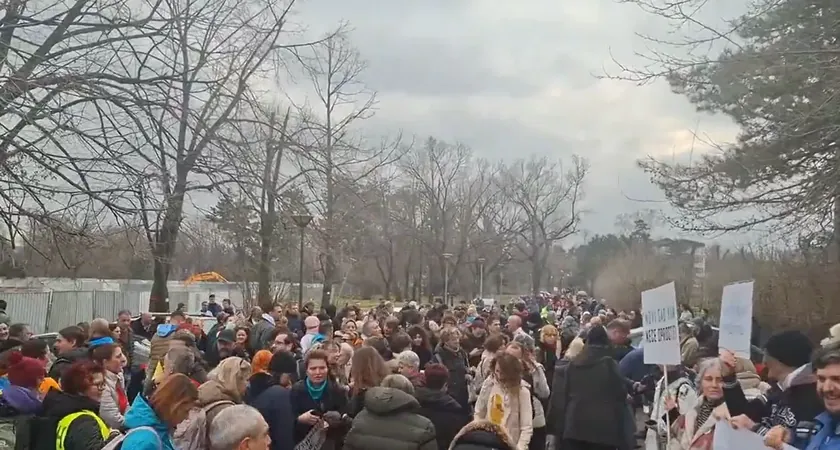 Sırbistan'da Cumhurbaşkanı Vučić'in katılım iptali Novi Sad'da protesto çağrılarına yol açtı