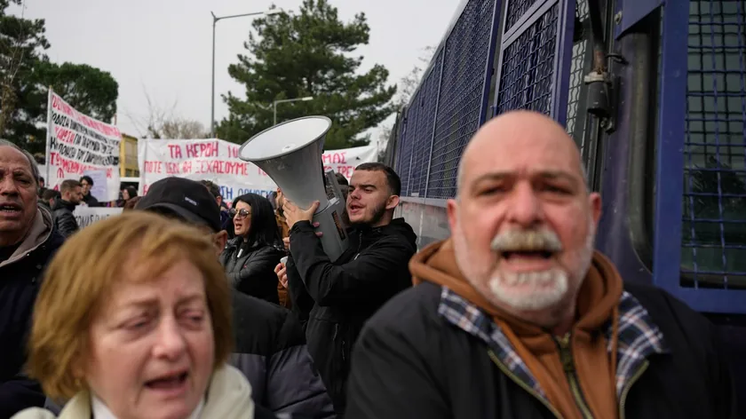 Yunanistan'daki ölümcül tren kazası davası avukatların tepkileri üzerine ertelendi