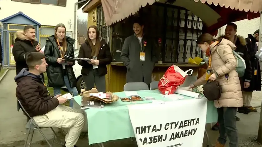 Sırbistan'ın Lazarevac kentinde aktivistlere yönelik tehditlere karşı destek mitingi düzenleniyor