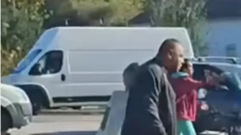 Sırbistan'da bir protesto sırasında sekirle standları kıran ve iki aktivistiyi yaralayan kişi hakkında bilgi verildi.