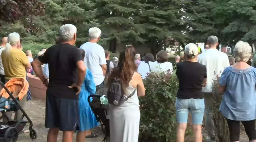 SNS'nin taraftarları tekrar Banat Büyük Selâ'da Toplantı Kurulu üyelerini provokasyon yaptı Sesli müzikle kalabalığı ve ünlü bir aktörü rahatsız ettiler.