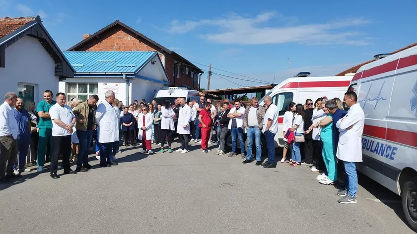 Sırp Eğitim ve Sağlık Çalışanları Beş Sırbın Tutuklanmasını Protesto Etti