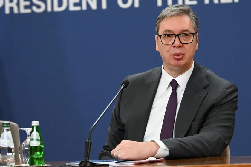 Sırbistan Cumhurbaşkanı Vučić birkaç hafta içinde istifa edip erken seçim yolunu açtı.