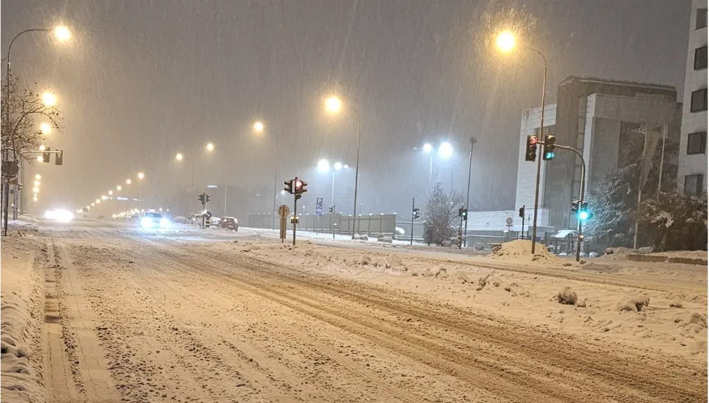 Belgrad Beyaz Örtü Altında: Kar Yağışı ve Dondurucu Soğuklar Geldi