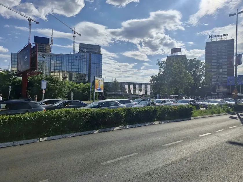 Brankov Most'ta bir araba devrildi, büyük trafik sıkışıklığı oluştu.