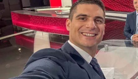 Sırbistan'da genç RTS muhabiri Igor hem işi hem dış görünüşüyle ilgi görüyor.