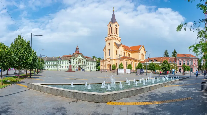 Sırbistan Zrenjanin'de Sevgililer Günü bilbordundaki hamilelik mesajı gündem oldu.