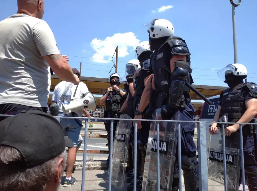 Sırbistan'ın Užiç şehrinde düzenlenen mitinge karşı çıkan protestocular polis tarafından uzaklaştırıldı.
