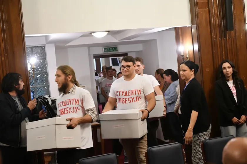 Sırp protestocuları resmi olarak Vučić'e karşı seçimlere girdi.