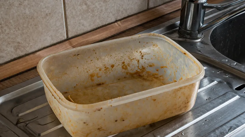 Plastik Kaplardaki İnatçı Lekeleri Gidermek İçin Pratik Bir Yöntem Keşfedildi