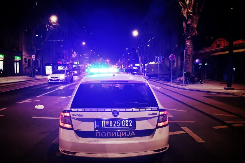 Niş'te genç bir adam polise kaçarken marihuana paketini attı.