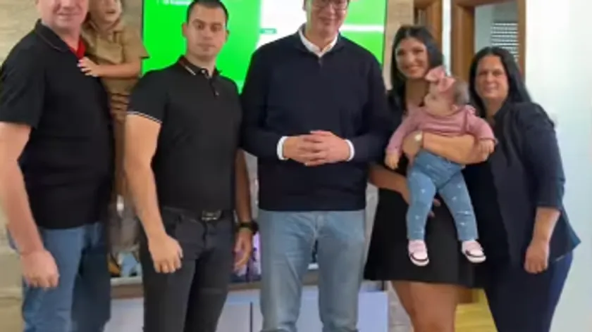 Sırbistan Cumhurbaşkanı Vučić, gençlere yönelik konut kredisi programıyla ev alan bir aileyi ziyaret etti