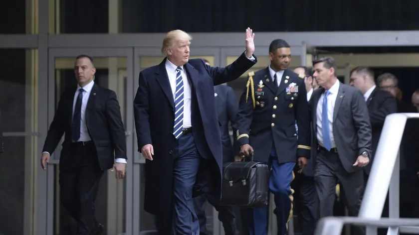 Eski ABD Başkanı Donald Trump'ın nükleer yetki çantası sürekli yanında bulunuyor