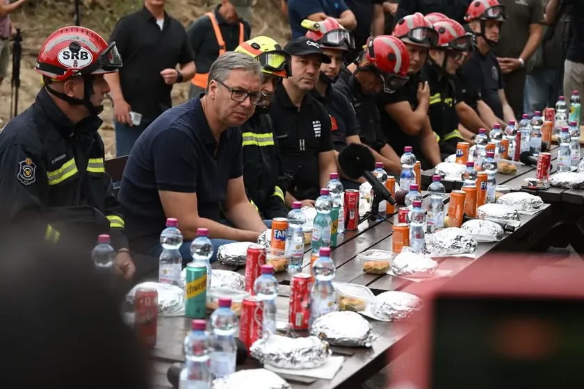 Sırbistan'da devam eden yangınlar nedeniyle Sırp Cumhurbaşkanı Aleksandar Vučić'in kampanyası olumsuz etkileniyor.