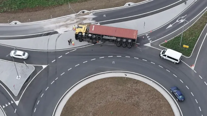 Kamyon Preljina yakınlarındaki kavşakta devrildi, trafik yavaşladı.