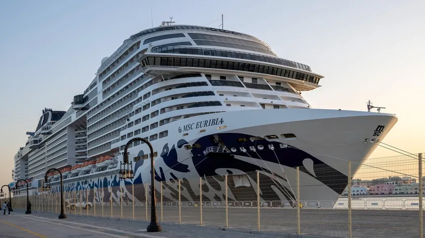 Dubai'de bölgesel gerilim nedeniyle binlerce kruvaziyer yolcusu belirsizlik yaşıyor