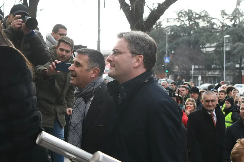 Sırbistan'da Bakan Selaković dokunulmazlığı kullanmayı reddetti ancak hükümet müdahale edebilir.