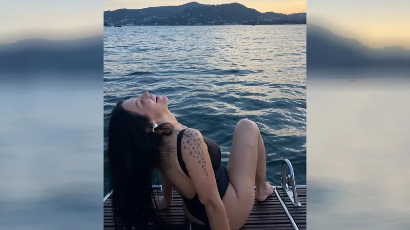 Seka Aleksić, İtalya'nın Kom Gölü'nde tatil yapıyor.