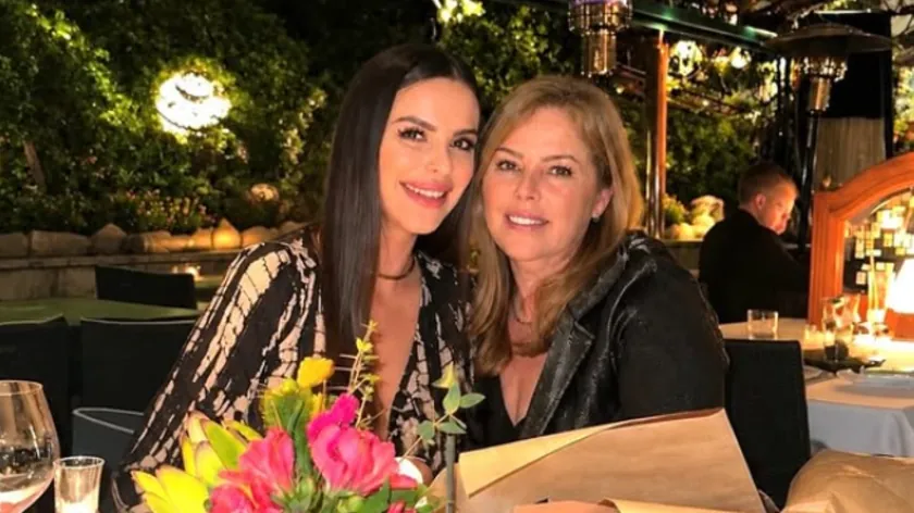 Bogdana Ražnatović annesi ile birlikte restoranlarda vakit geçirdi.