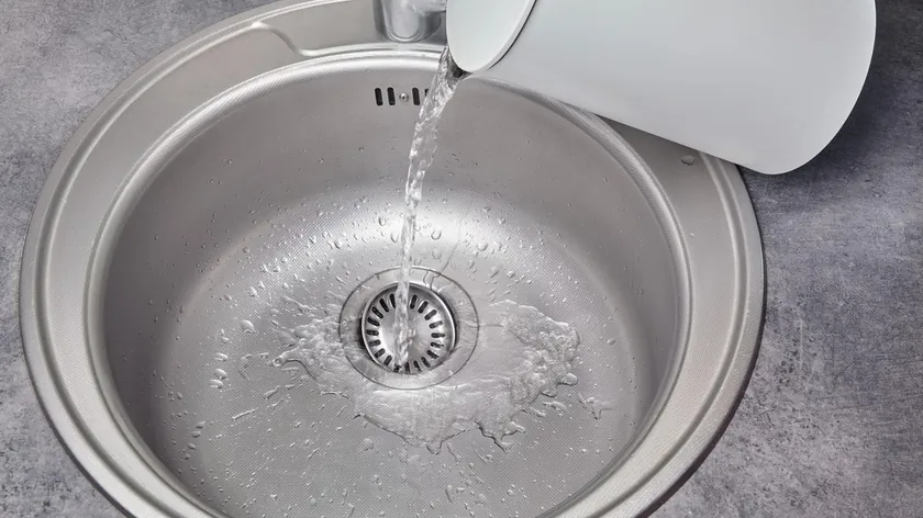 Sırpistan'da, lavabo ve tuvalet borularında oluşan tıkanıklıklar için kullanılan kimyasal temizleyicilerin ciddi zararlara yol açabileceği uyarısı yapıldı.