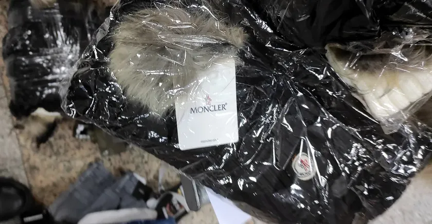 Sırbistan'ın Novi Pazar kentinde değeri iki milyon dinarı aşan sahte ürünler ele geçirildi