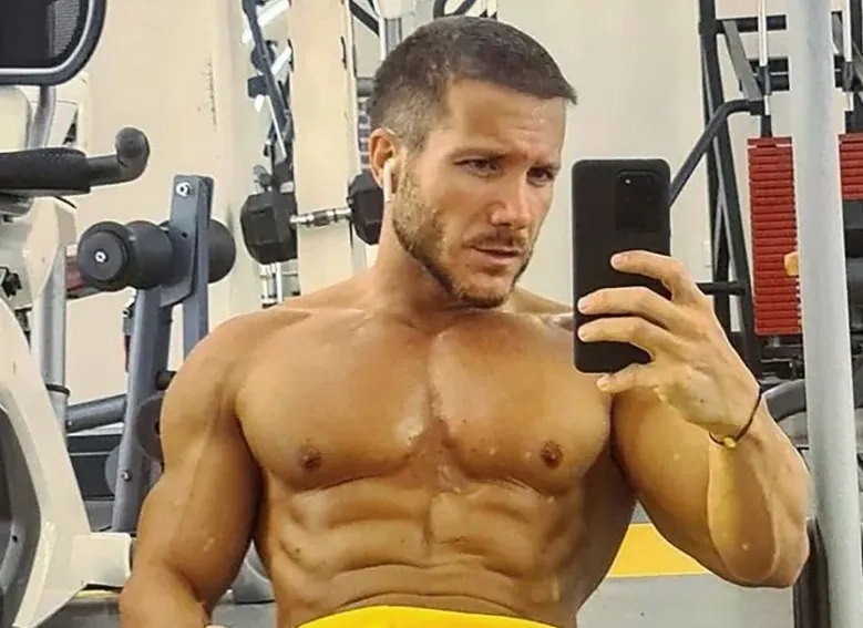 **Tayland'da tatil yapan Saša Kovačević, eşsiz fiziğini sergilerken aile fotoğrafları paylaştı.**