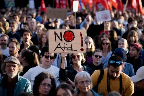 Almanya'da yeni bir siyasi deprem öncesi ayakta Binler protesto ediyor, AfD daha büyük bir zafer kazanıyor, iki yarış henüz gelmedi