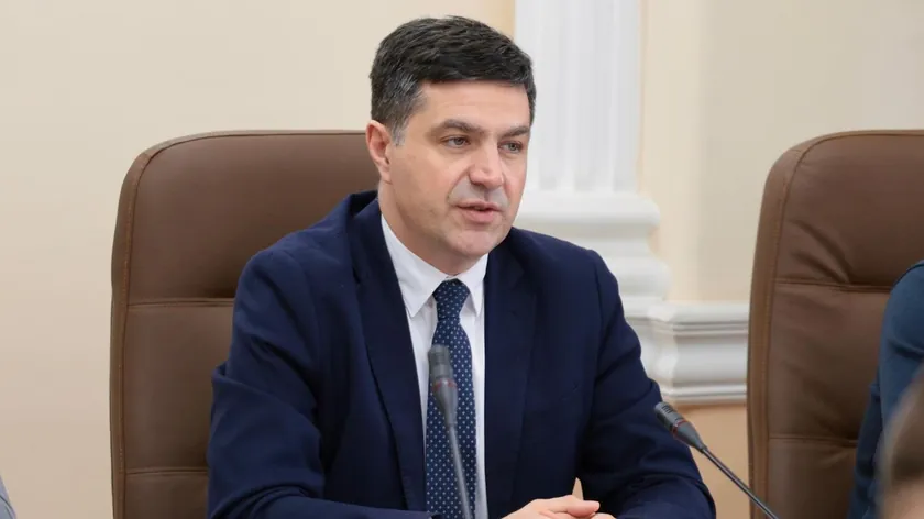 Sırbistan Niş'te Belediye Başkanı Mahkeme Önünde Şiddetin Son Bulması Gerektiğini Vurguladı