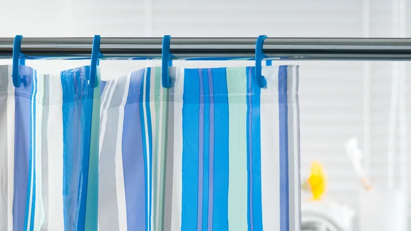 Duş Perdesi İkilemi: Açık Bırakmak mı Kapalı Tutmak mı Daha İyi?