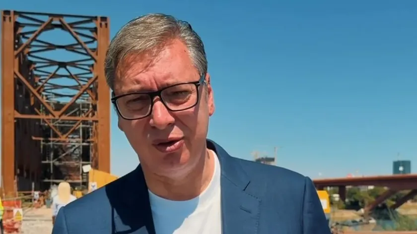 Sırbistan Cumhurbaşkanı Aleksandar Vučić, Staros Železnički Köprüsü'nün yeniden inşa çalışmalarının yavaş ilerlemesinden memnun olmadığını bildirdi.