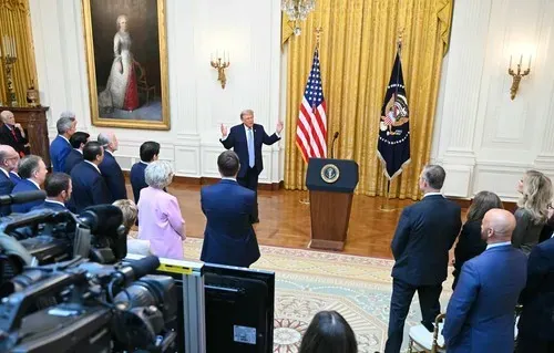 Donald Trump, televizyonlara ABD'de tehditlerde bulundu çünkü sunumunu yayınlamadılar.
