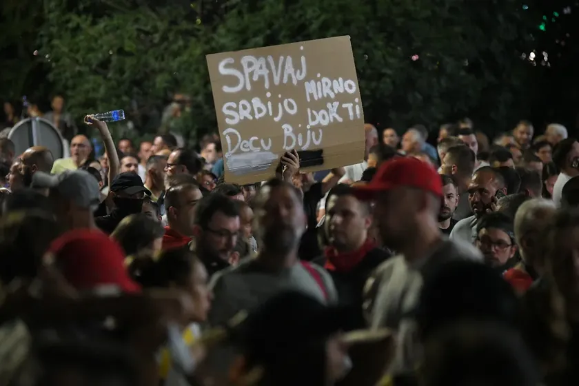 Valjevo'da öğrenciler altı ay önceki polis şiddetini protesto için toplanıyor
