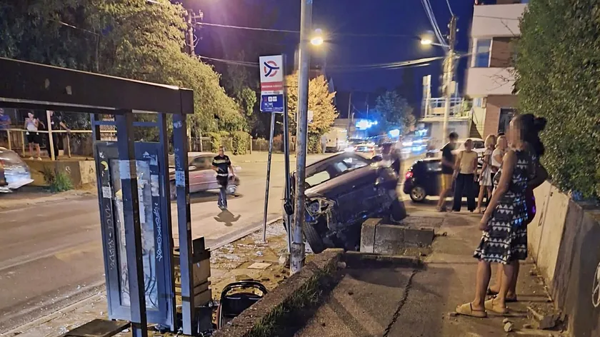 Borçta bir araba otobüs durağına çarptı.