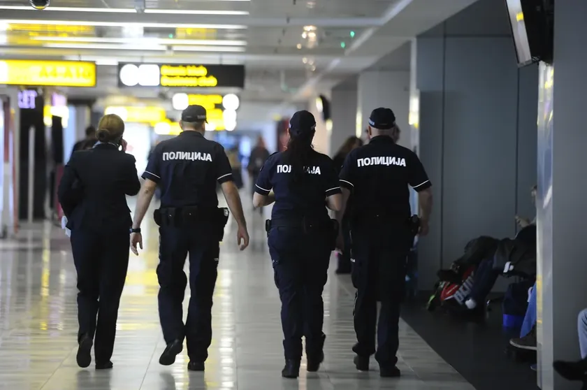 Sırbistan'ın üçüncü temel hapis talebi üç Çin vatandaşı için suçlama içeriyor Havaalanında polis memurlarına saldırdılar.