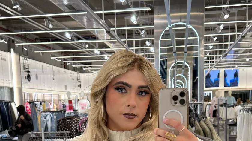 Bir adam, yıllardır sakladığı çapraz giyinme (crossdressing) alışkanlığını yeni kız arkadaşına beşinci buluşmada itiraf etti; genç kadının merak ve kabul dolu tepkisi beklediğinin tam tersi oldu.