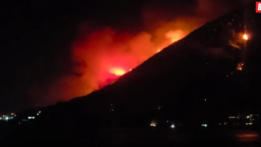 Crnogorada'da büyüyen bir yangın yayılmaya devam ediyor Evlere yaklaşan ateş, tahliye hazırlığı yapılıyor.