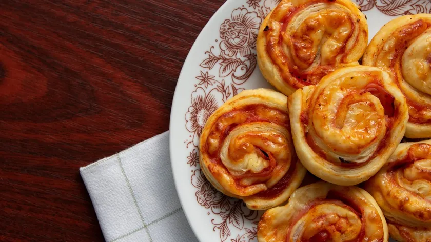 Evrensel bir lezzet olan ev yapımı pizza hamuruyla hazırlanan tarifler her zaman popülerdir.