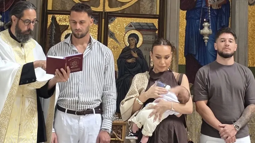 Sırp şarkıcılar Iva Bojanović ve Joca Stefanović oğlu Vukana'yı kutsal bir törenle vaftiz etti.