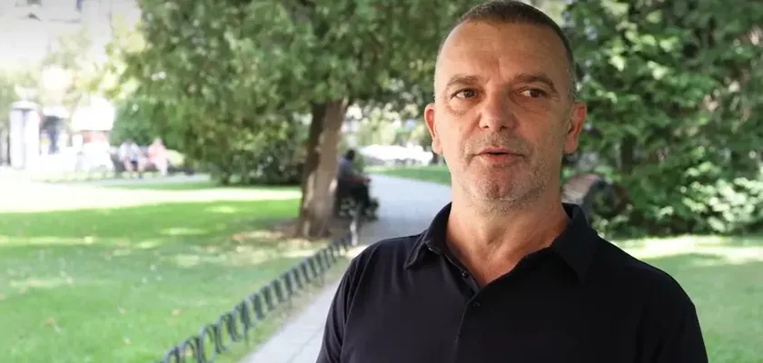 KruÅ¡evç'deki bir öğretmenin 16 yıl sonra görevinden alınması üzerine tepki gösterildi.