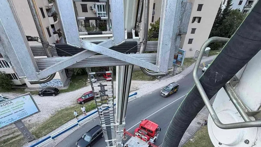 Karadağ'ın Kotor kentinde bir paraşütçü ağaçta mahsur kaldı ve kurtarıldı