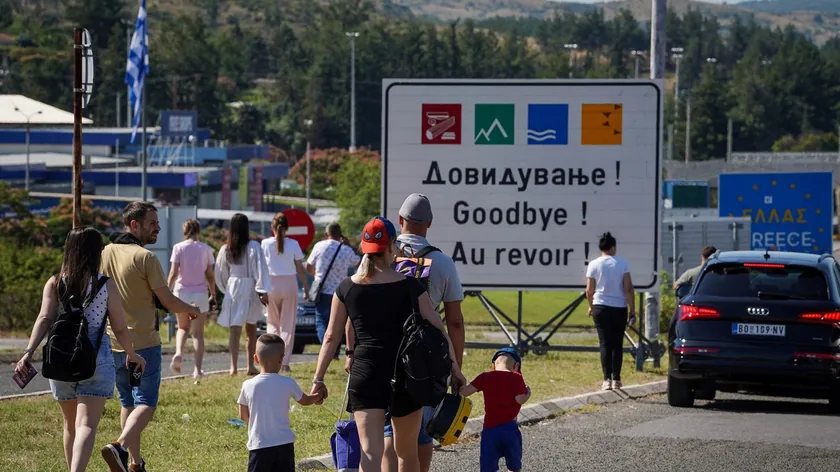 Sırbistan'da bir anne sınır görevlilerine çocuğunun hasta olduğunu söyleyerek sırada geçmelerini rica etti.