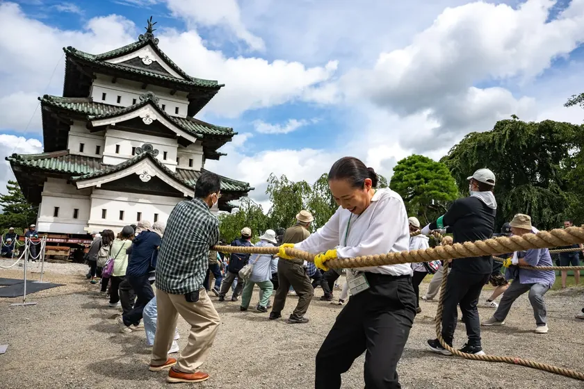 Japonya'da 1.800 kişi 360 ton ağırlığındaki bir kale torunu manuel olarak taşıdı (VIDEO)