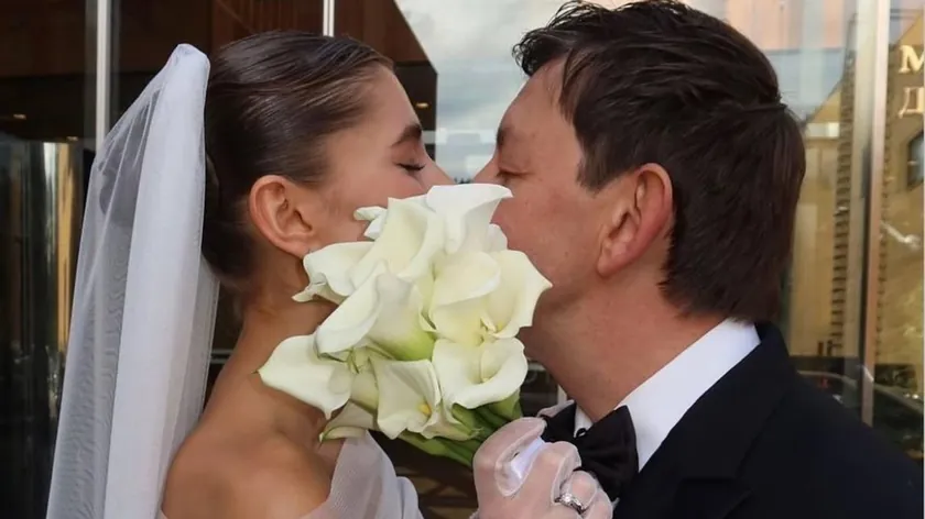 Ünlü bankacı ve modelin düğün fotoğrafları sosyal medyada büyük yankı uyandırdı