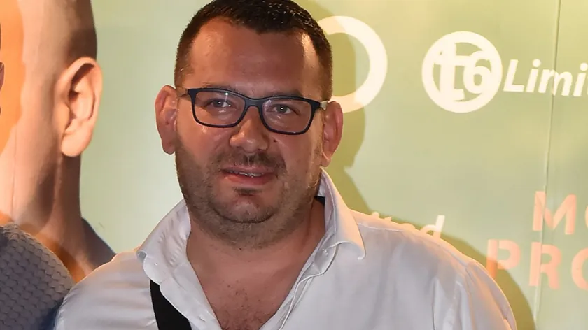 Sırp şarkıcı Peđa Medenica'nın sahneye çıkmadan önce kendisine yönelik yapılan hakaretleri paylaştığı bir hikaye anlatıyor.